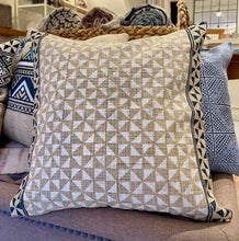 Load image into Gallery viewer, Passa Paa Linen Cushion Cover